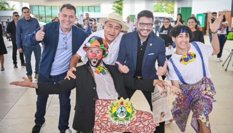 Gladson brinca que vai ‘colar o dente’ durante ação da prefeitura; veja vídeo