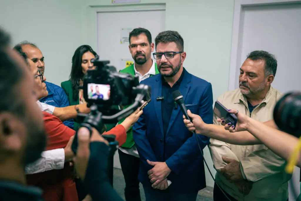 Gladson entrega aparelho de ressonância magnética que vai agilizar diagnósticos no Juruá