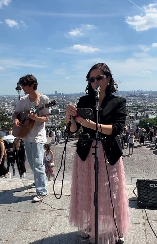 VÍDEO: cantando Coldplay, acreana Iana Saquis se apresenta em Paris, na França