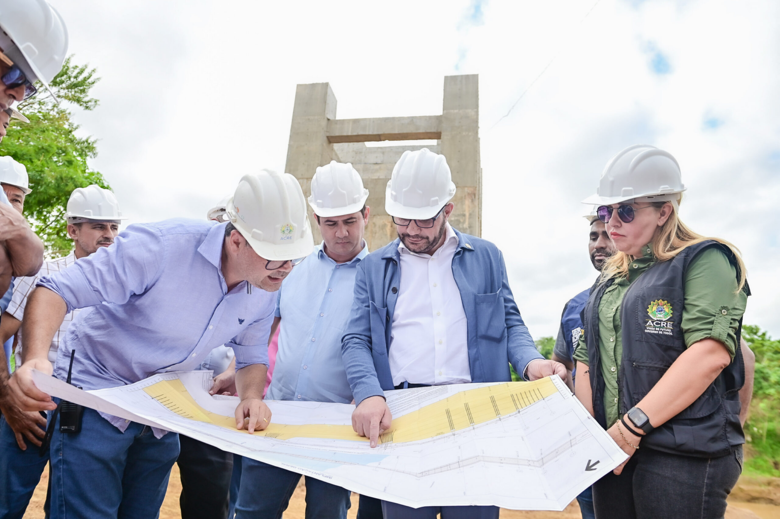 Gladson visita obra da Ponte da Sibéria e diz que construção deve ser entregue até dezembro