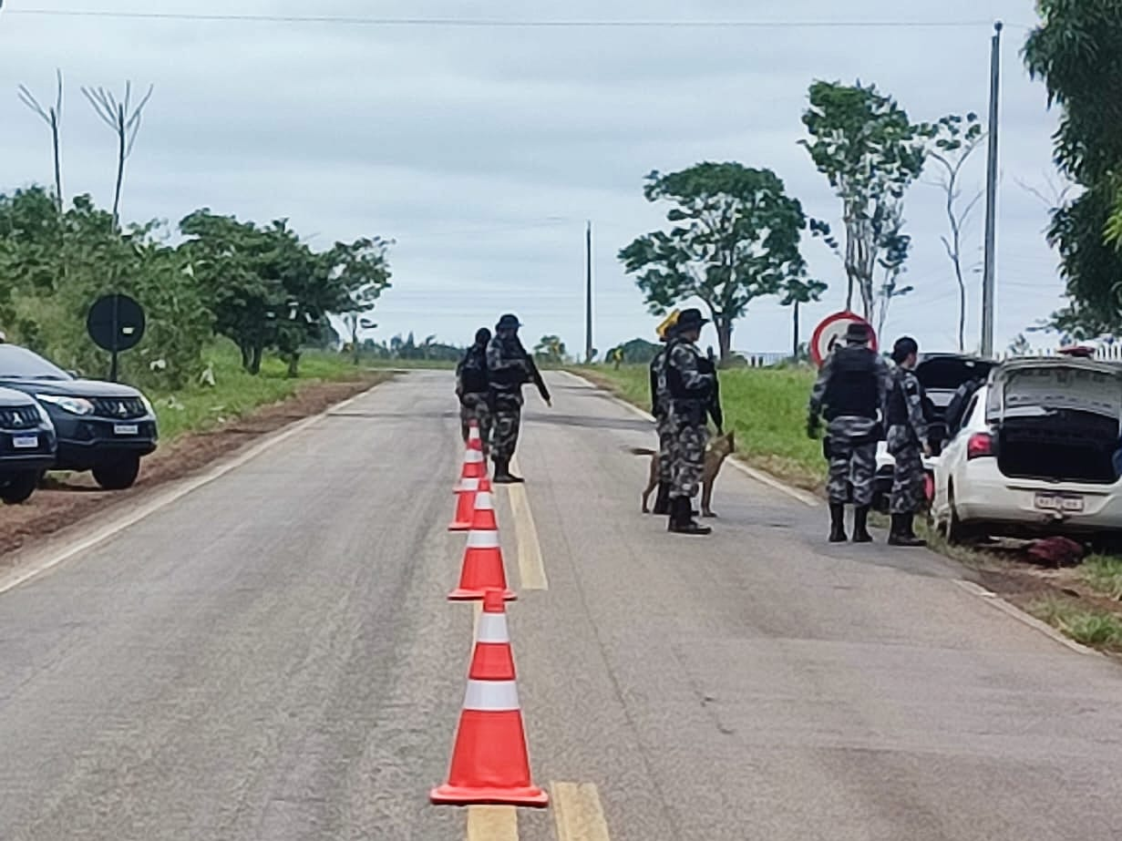 Polícia apreende quase 12 kg de drogas dentro de mochila de homem que pulou de caminhão na BR-317