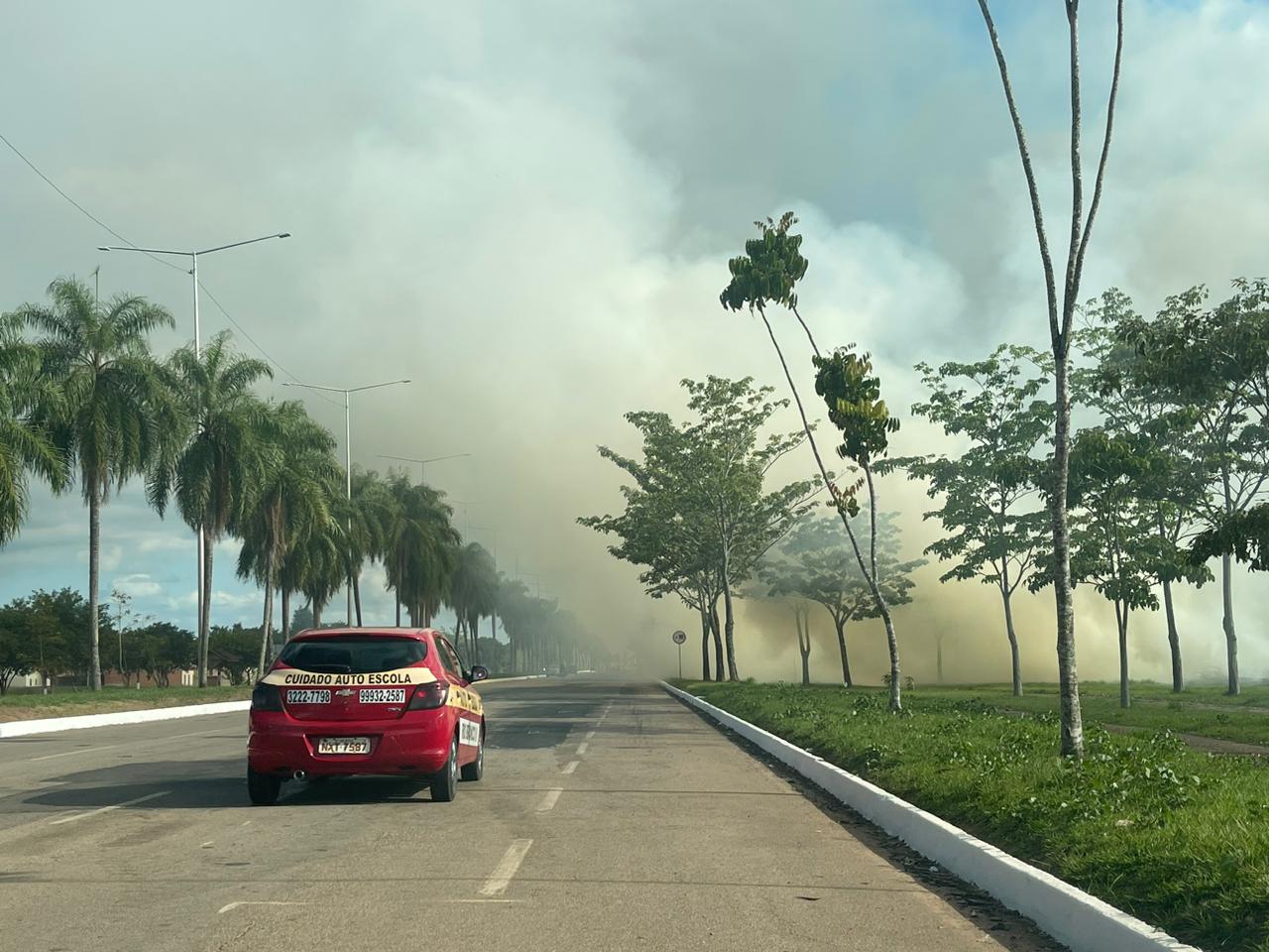 Incêndio consome lateral da Amadeu Barbosa e avenida fica coberta de fumaça; FOTOS e VÍDEOS