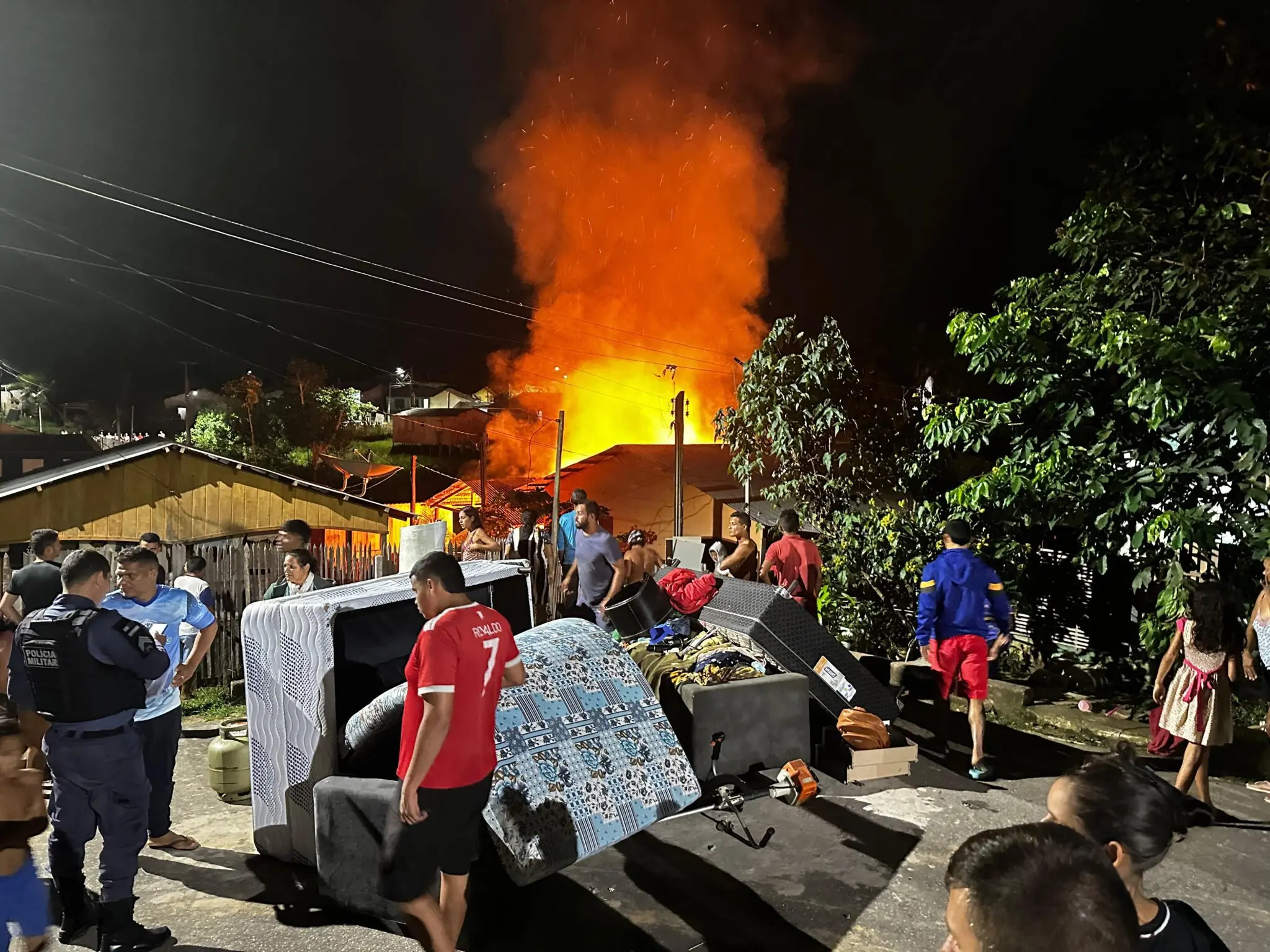 Incêndio consome duas casas em município de fronteira com o Acre; VÍDEO