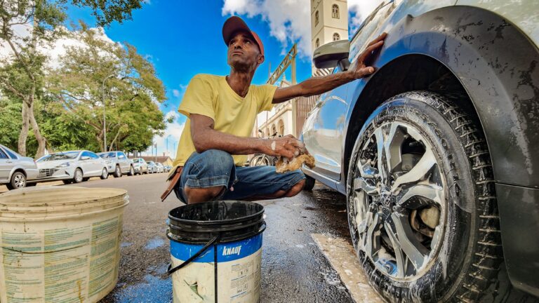 Conheça James de Oliveira, flanelinha que ganha a vida há 30 anos no centro de Rio Branco