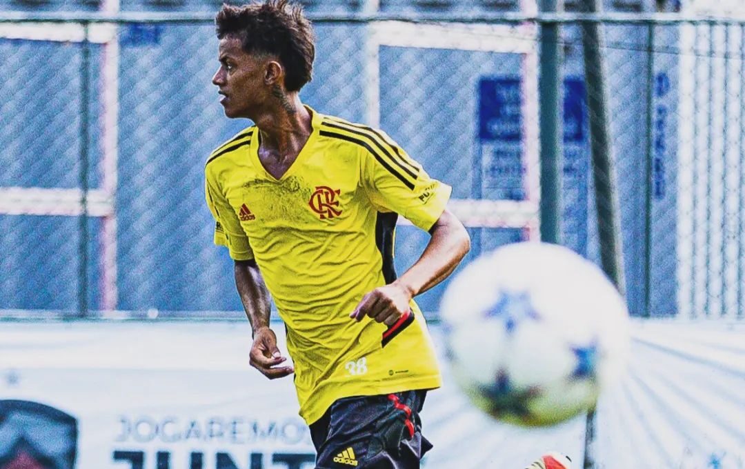 Jogador acreano Kauê Vieira, de apenas 16 anos, assina contrato com o Flamengo; confira