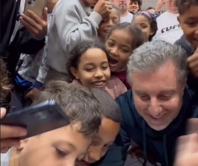 Luciano Huck vai ao RS e pÔe MC Daniel pra falar no telefone com crianças em abrigo