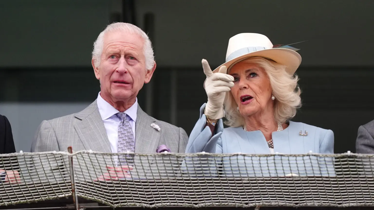 Rei Charles III e Camilla vibram em corrida de cavalos