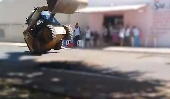 Operador é demitido após empinar trator no meio da rua; veja vídeo