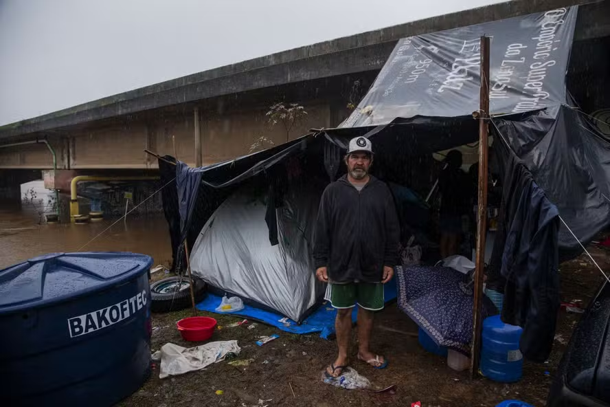 Com as casas submersas, gaúchos improvisam barracas e usam carro como ‘abrigo’ por medo de saque