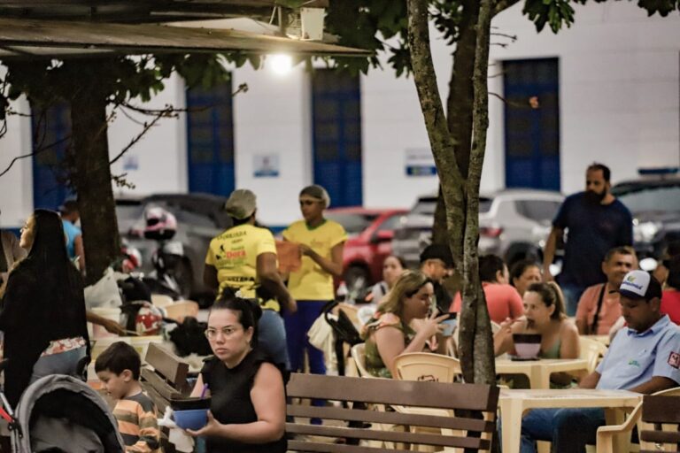 Friagem em Rio Branco atrai amantes do tacacá para a Praça da Revolução; veja vídeo e fotos