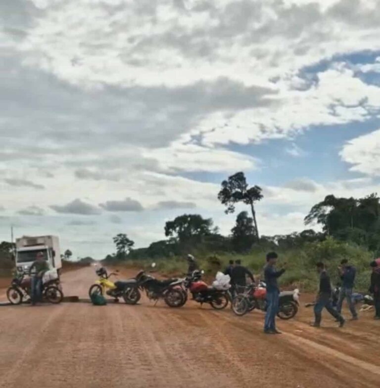 Tiroteio por disputa de terras deixa quatro feridos e BR-317 é interditada no Acre; VÍDEO