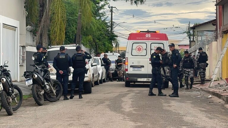 Trio invade residĂȘncia em obra, rende pedreiro e assaltante acaba baleado pela polĂcia