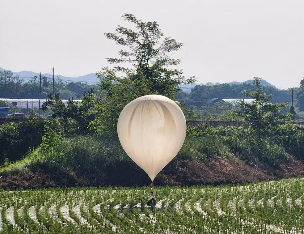 Coreia do Norte envia dezenas de balões com lixo e fezes para a Coreia do Sul