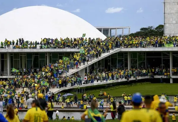 Ao menos 65 bolsonaristas foragidos pelo 8/1 pediram refúgio na Argentina