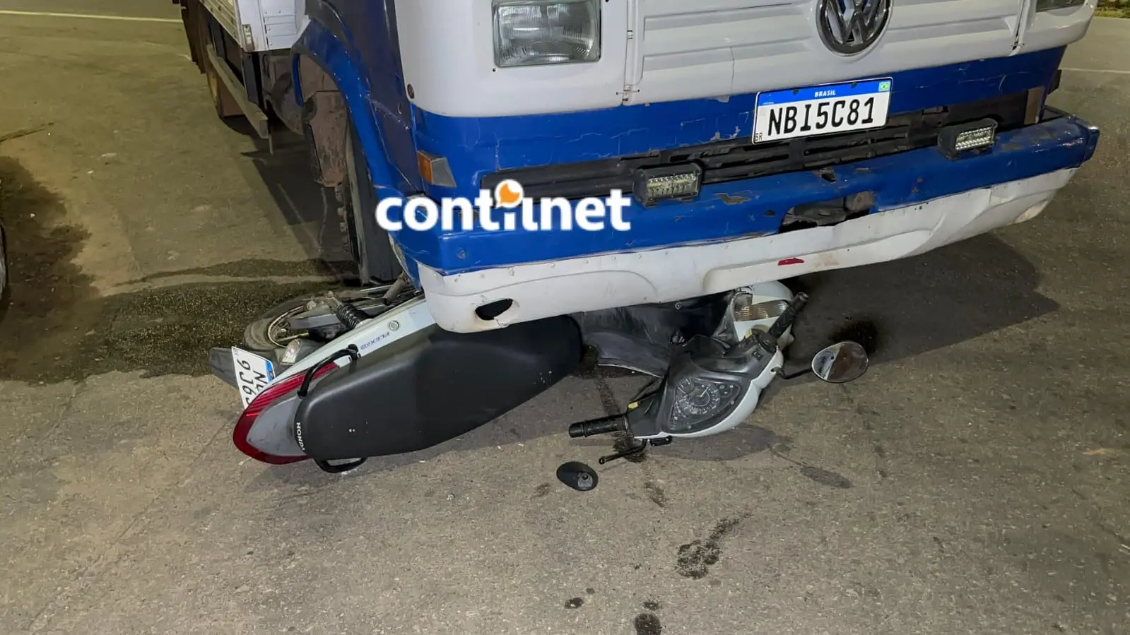 Motociclista tenta fazer ultrapassagem e acaba atropelada por caminhão; moto ficou embaixo do veículo