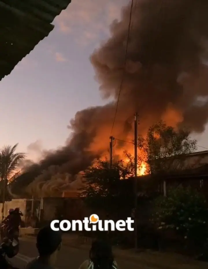 Casa de idosa é destruída por incêndio no interior do Acre; VÍDEO