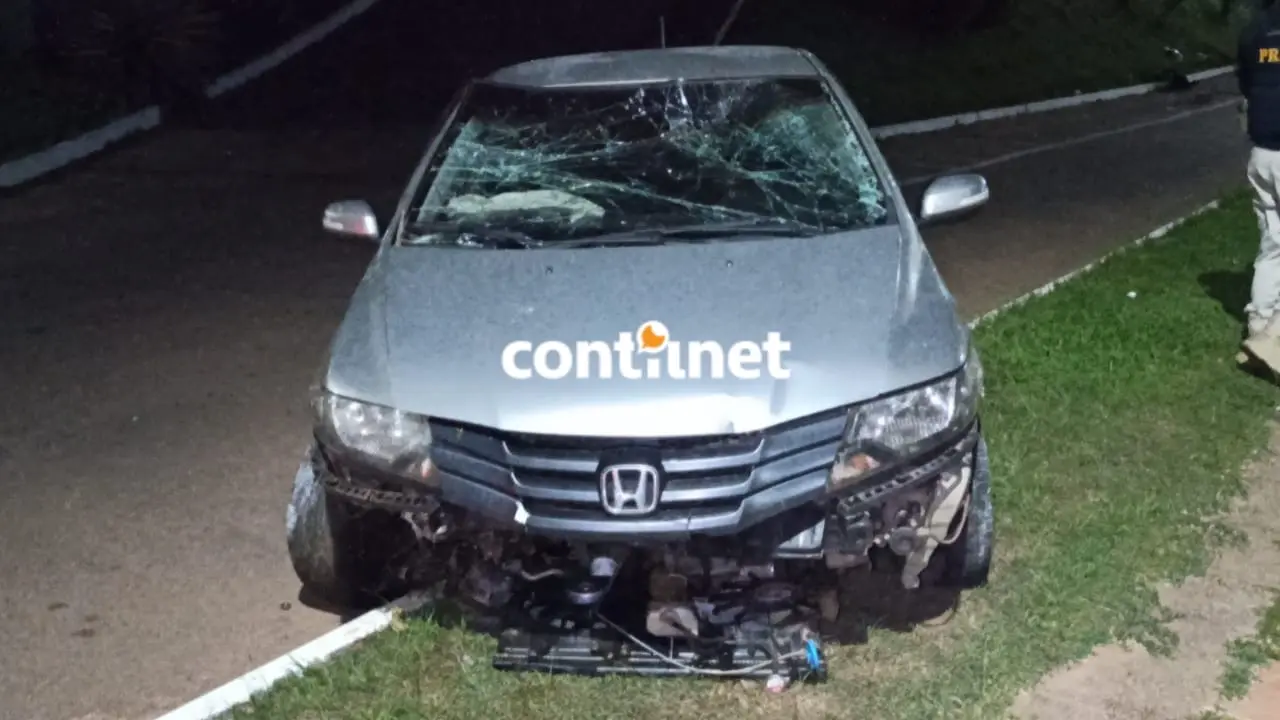 Motorista perde controle de carro e colide contra letreiro da Fundhacre
