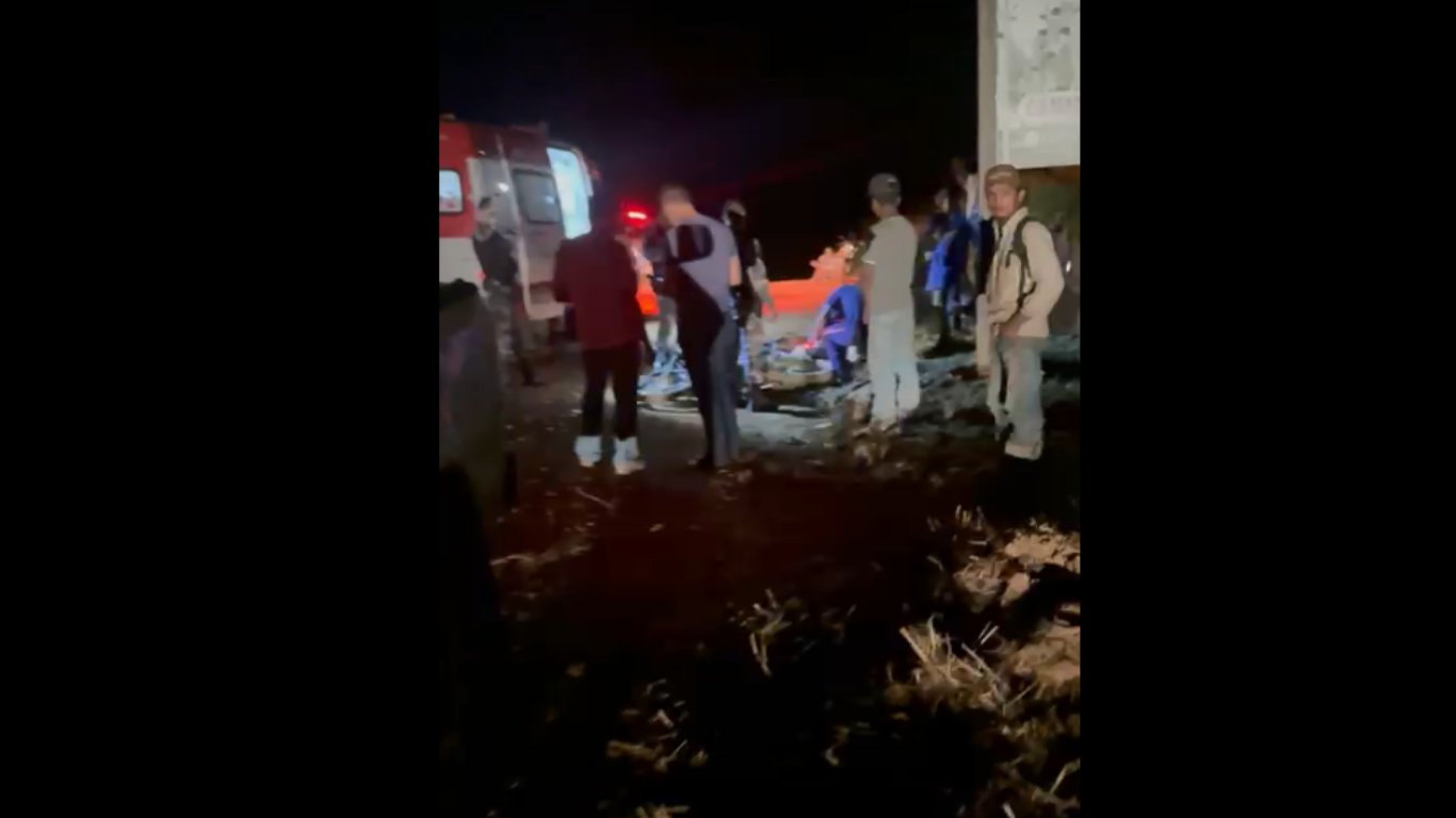 Caminhonete e moto colidem na BR-317; vítimas ficam feridas e uma delas vai parar no PS