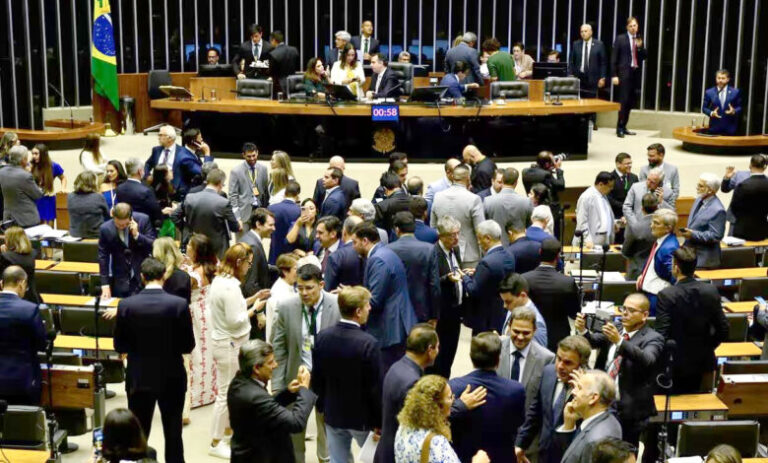 Palco de brigas físicas e até de assassinato de um senador acreano, plenário do Congresso vive tensão