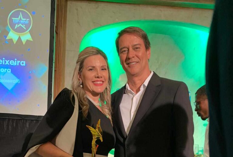 Beth Passos: acreana recebe prêmio pelas mãos do ator Marcelo Antony, em Portugal