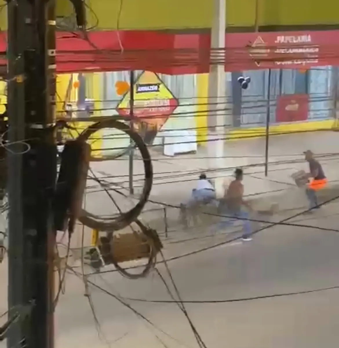 Vídeo mostra moradores brigando com faca e pedaço de madeira no meio da rua; ASSISTA