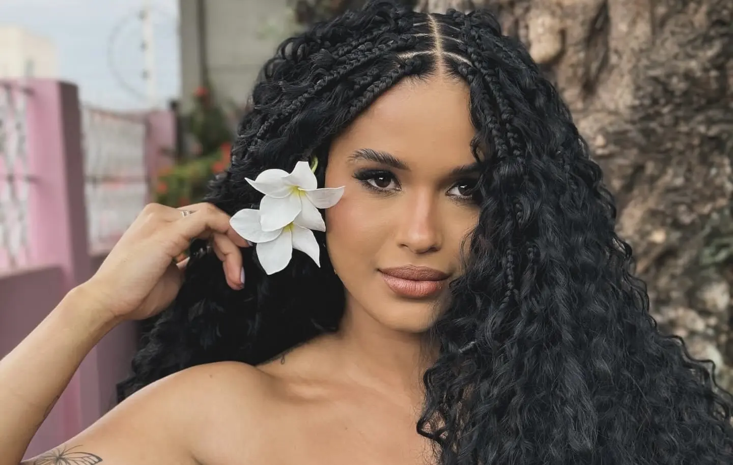 Influenciadora desabafa sobre bullying na infância devido ao cabelo cacheado: “Chacota”