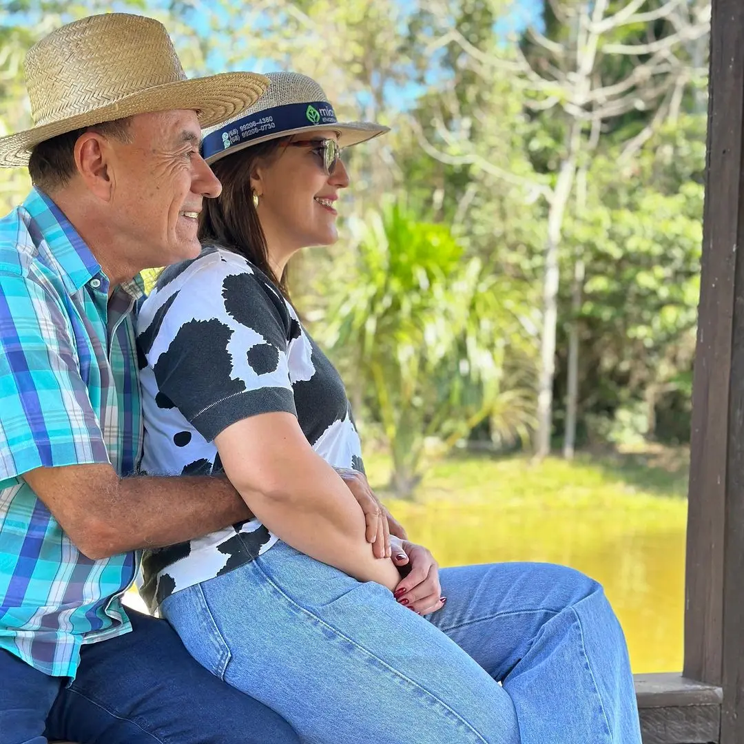 Hoje é dia de amar: Bocalom faz surpresa para namorada e a surpreende com buquê de flores