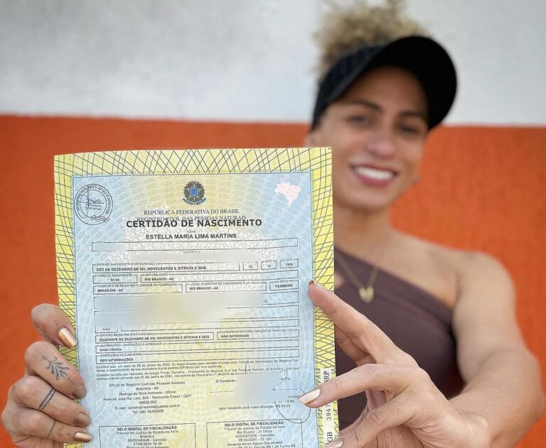 Influencer trans comemora mudança de nome na certidão de nascimento no dia do Orgulho