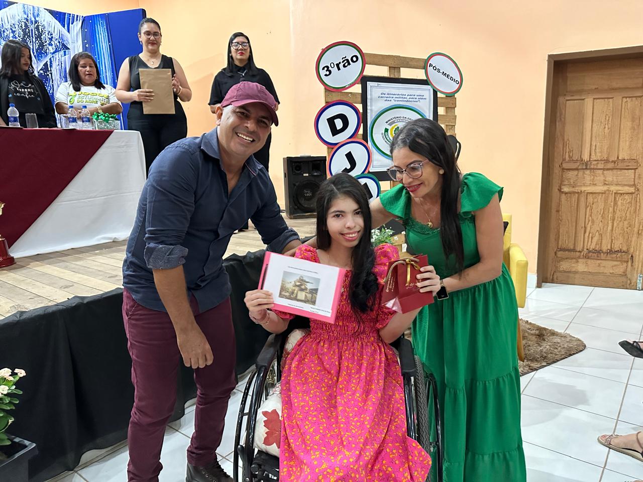 Escola de talentos: estudantes de Sena brilham em premiação de livretos literários