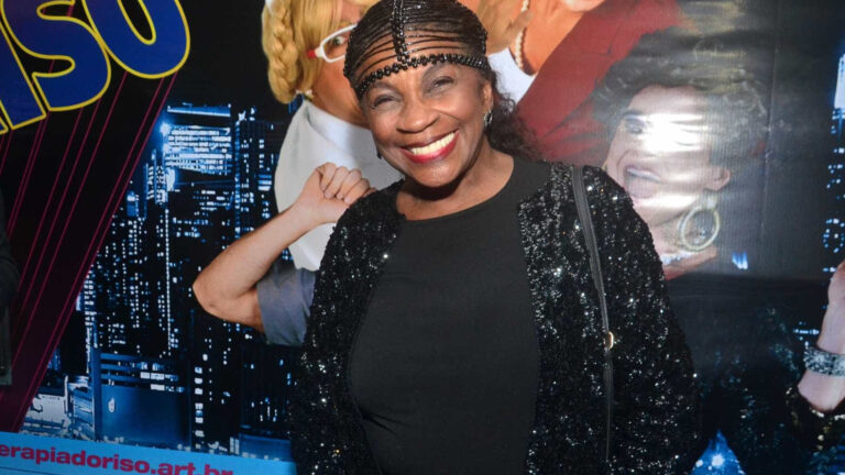 Aos 80 anos, ZezĂ© Motta segue em turnĂȘ por todo o Brasil