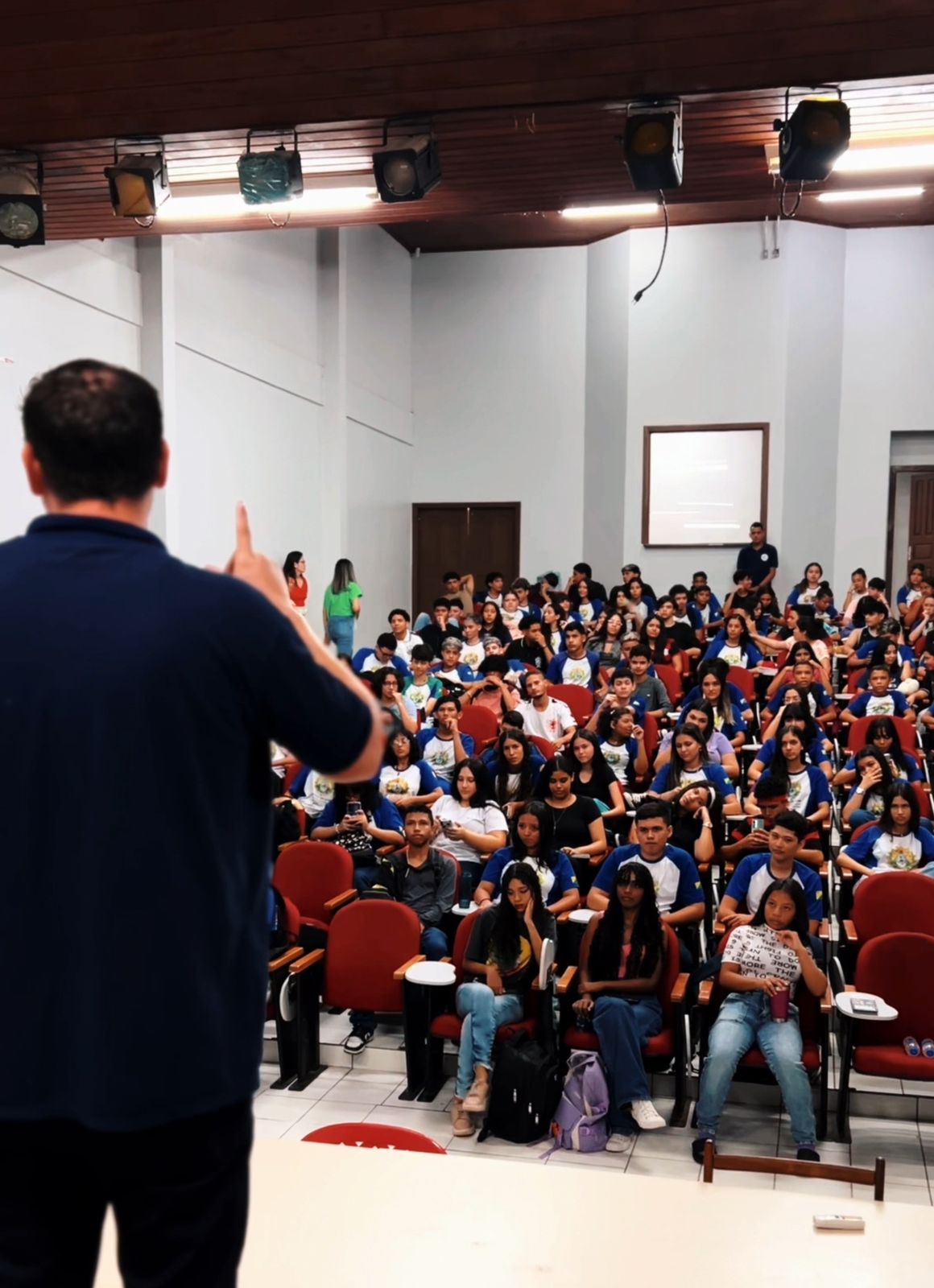 VÍDEO: dos EUA, equipe do festival do evangelista Adam Smith visita escolas em Rio Branco