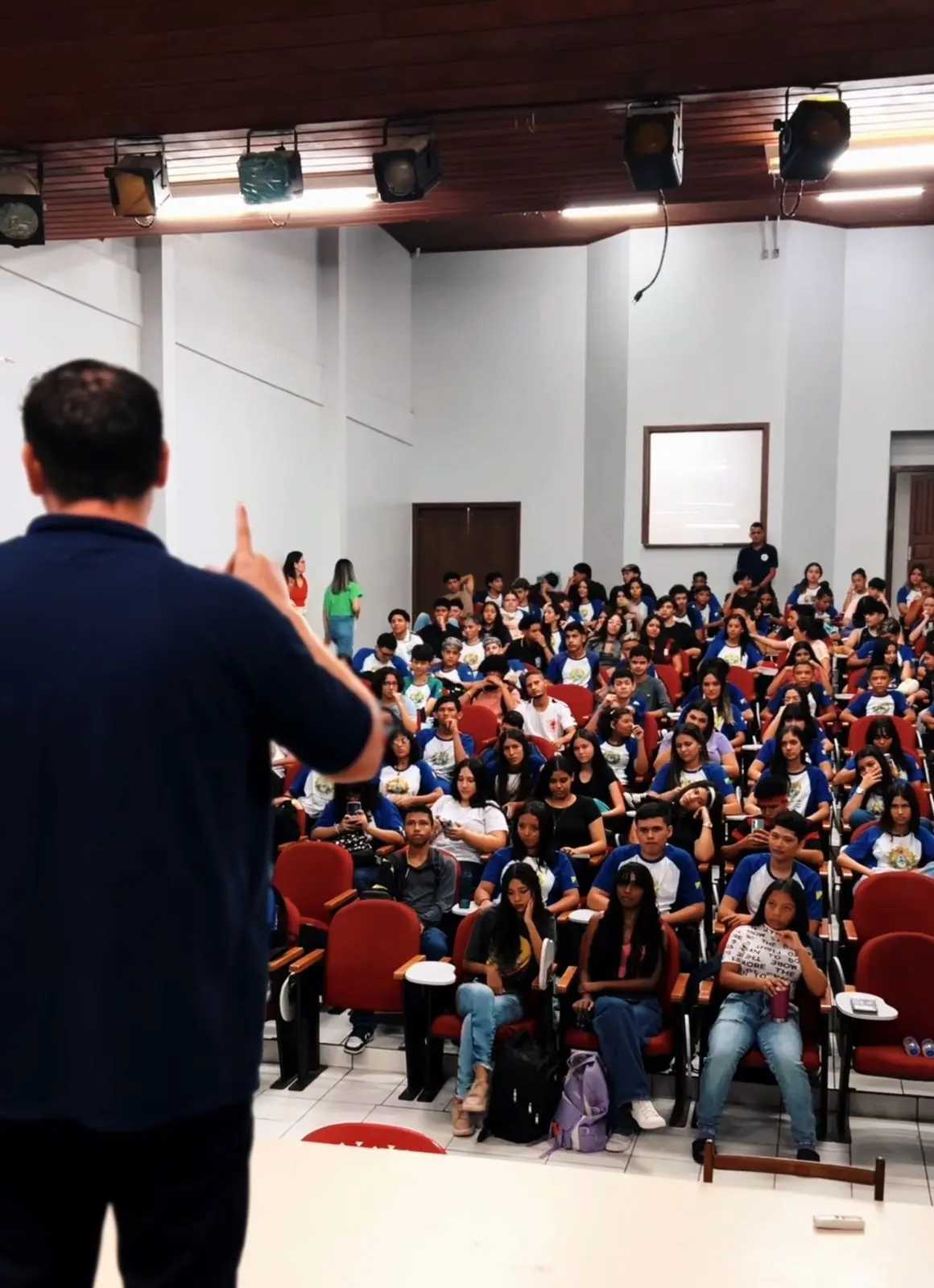 VÍDEO: dos EUA, equipe do festival do evangelista Adam Smith visita escolas em Rio Branco