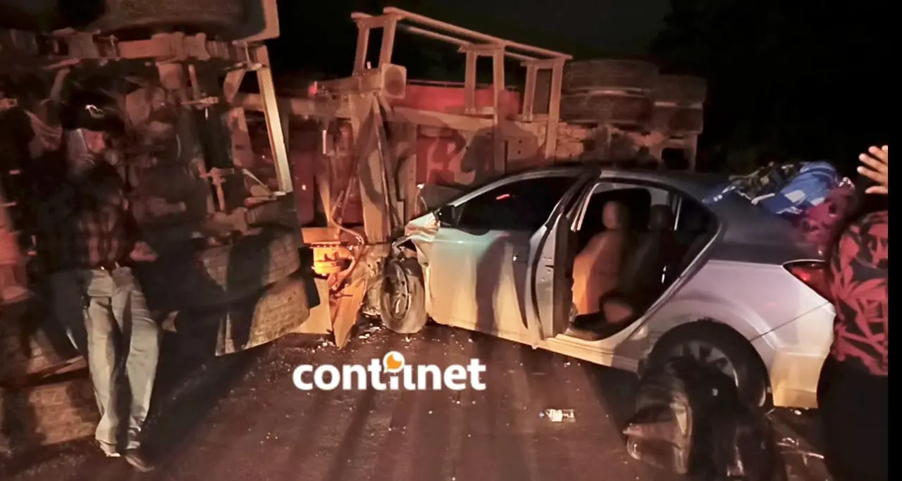 Carreta tomba ao desviar de animal, é atingida por carro e bloqueia trânsito na BR-364; VÍDEO