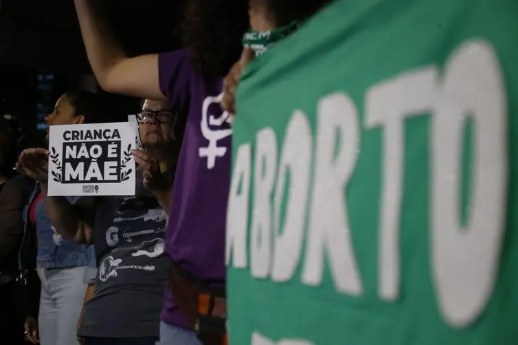 Comando de greve da Ufac realiza manifestação contra o “PL dos estupradores” em Rio Branco