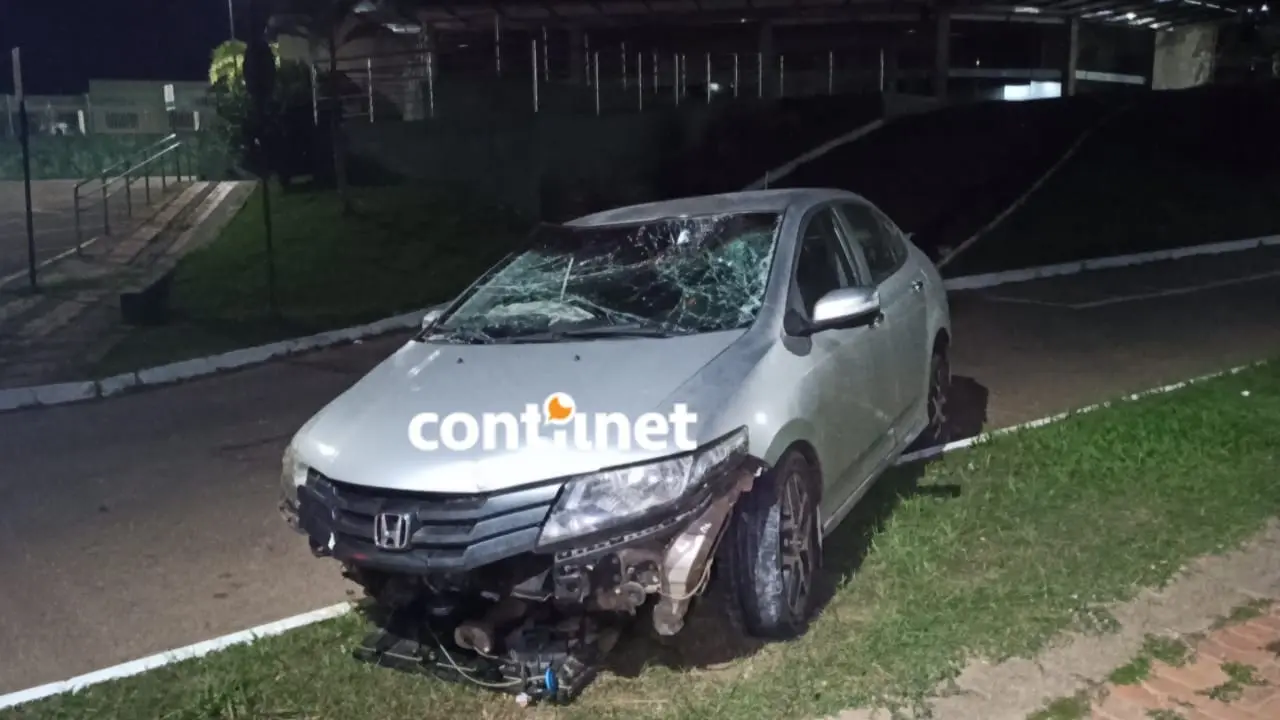Motorista perde controle e bate contra letreiro da Fundhacre na BR-364