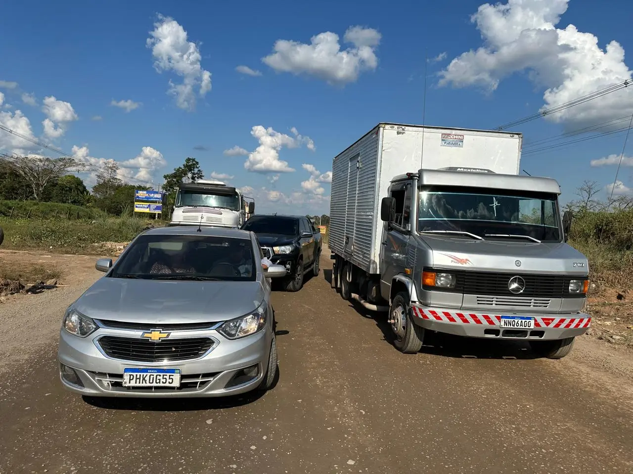 Veículo derruba poste na BR-364 e interdita tráfego na rodovia por conta dos fios de alta tensão