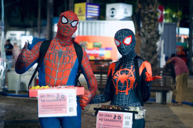 Vestidos de Homem-Aranha, casal vende doces nas ruas para pagar festa de casamento