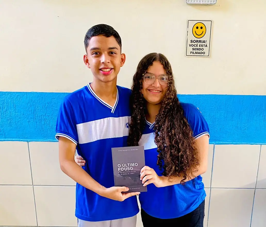 Alunos do Colégio Batista Betel escrevem livro e lançam obra em evento literário