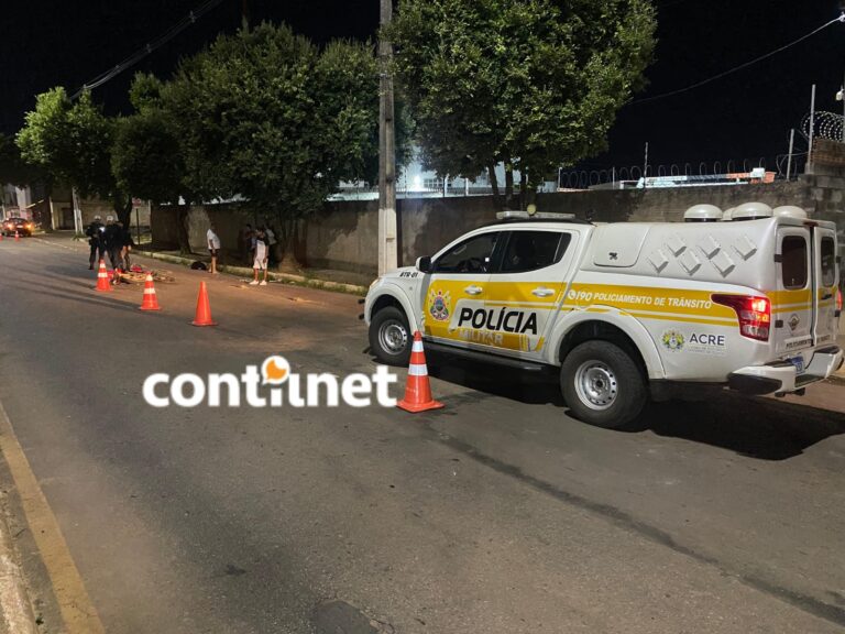 Carro e moto colidem e jovem de 18 anos vai parar no PS em estado grave; motoristas recusam bafômetro