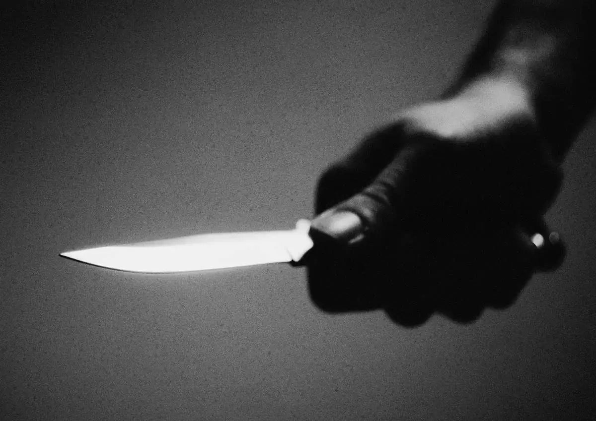 Mulher é presa ao tentar matar companheiro com facada no peito