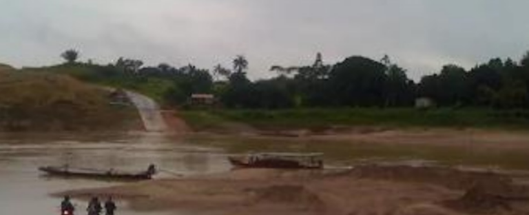 Homem mata esposa degolada, tenta fugir de canoa e esfaqueia criança no interior do Acre