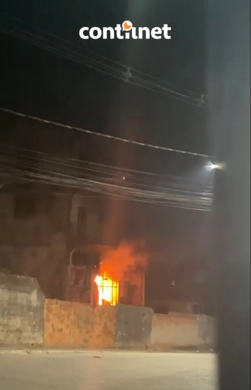 Homem incendeia colchão que era ninho de amor para esposa e amante; mulher reage: ‘corno!’; VÍDEO