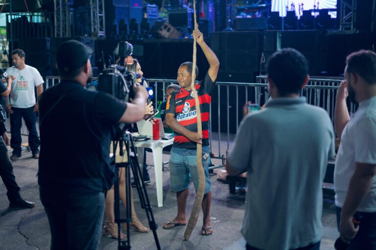 Macaxeira de mais de 2 metros é a vencedora do concurso e produtor leva R$ 5 mil