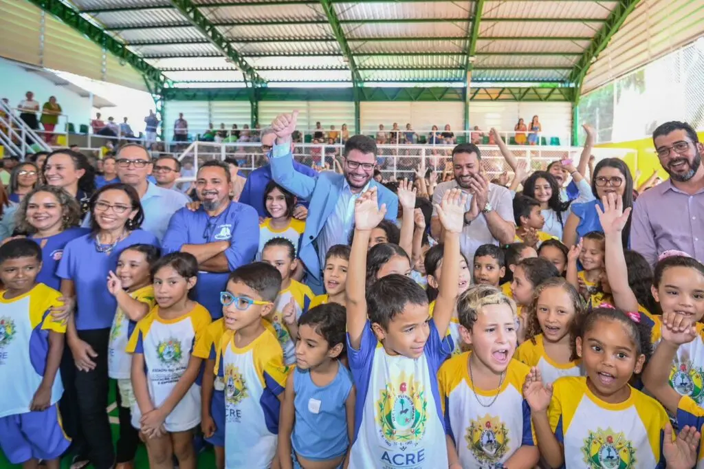 Gladson Cameli inaugura espaço multiuso na Escola São Francisco de Assis I