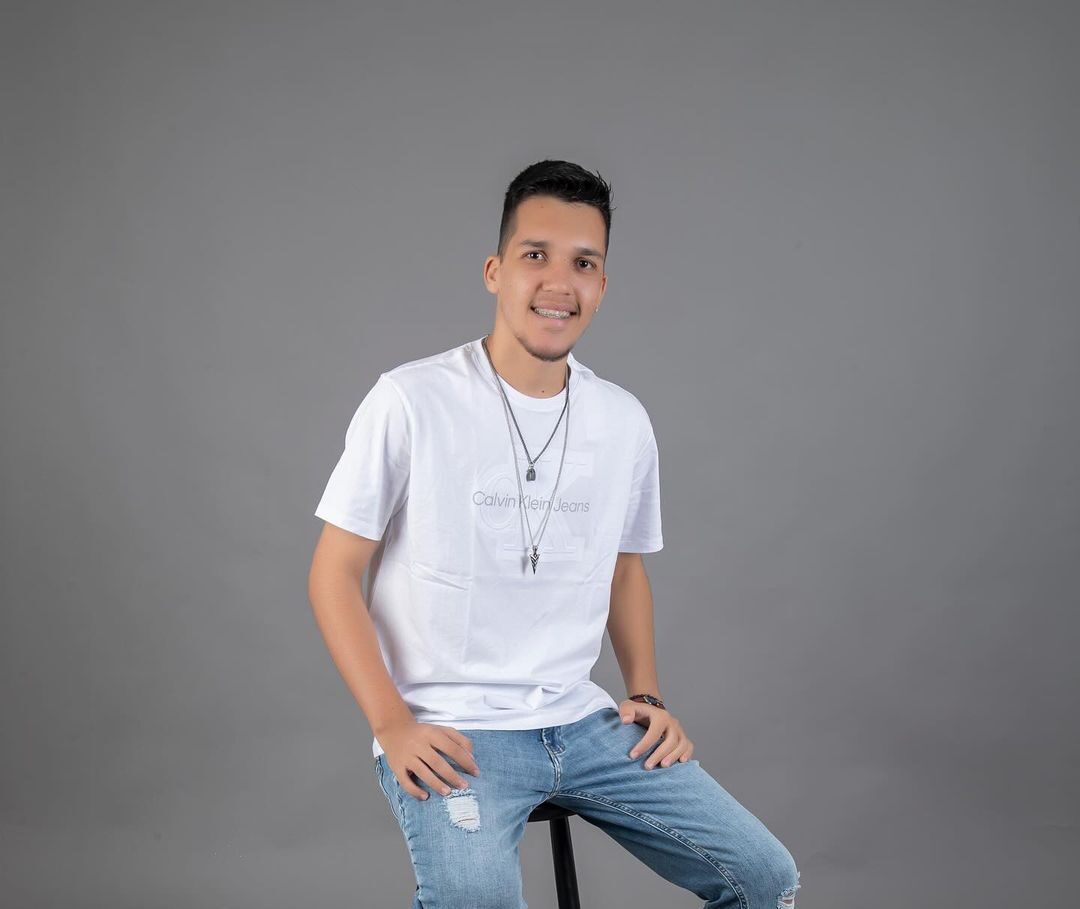 Cantor acreano de apenas 17 anos canta no palco do maior São João do mundo; veja