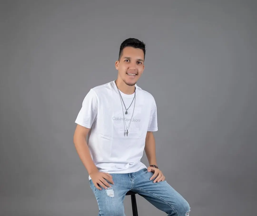 Cantor acreano de apenas 17 anos canta no palco do maior São João do mundo; veja