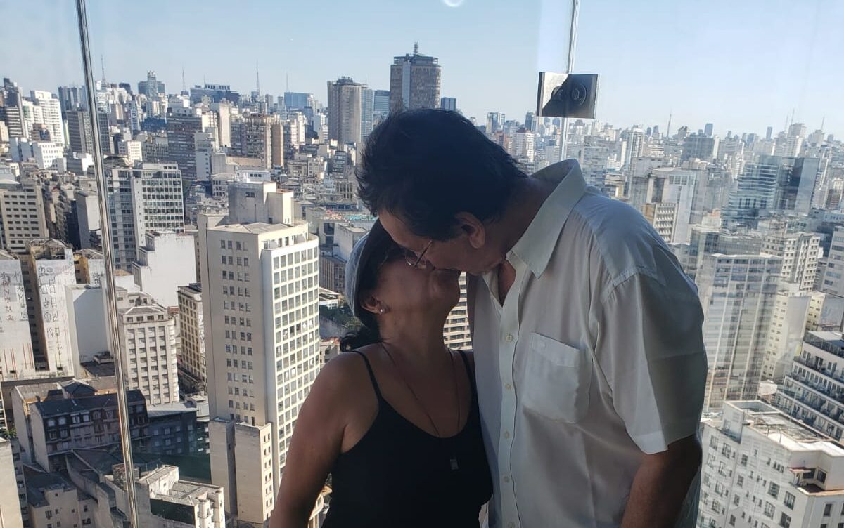 Idosos que se conheceram na escola estão juntos há 28 anos e nunca casaram: “Namorar é muito bom”