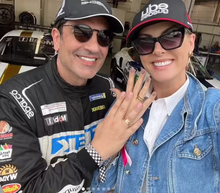 Edu Guedes e Ana Hickmann posam mostrando alianças: ‘Noivos!’