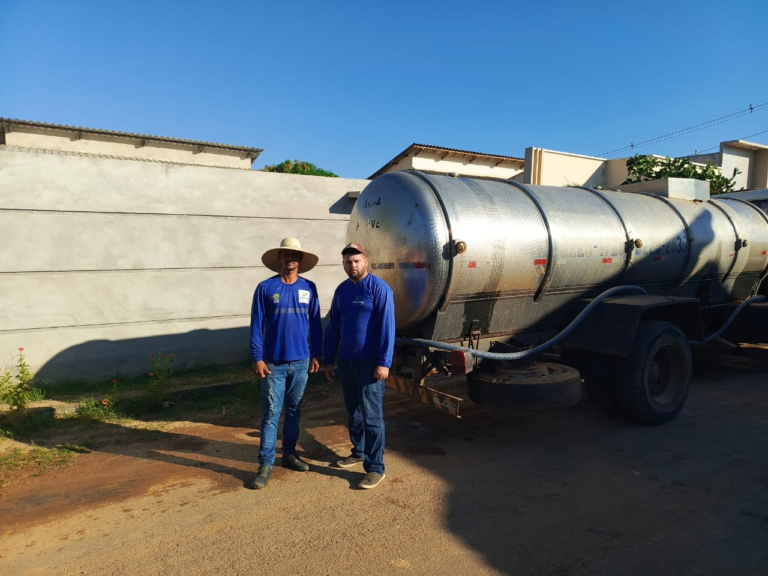 Por conta da seca do rio Iaco, Saneacre usa carro-pipa para atender moradores de Sena Madureira