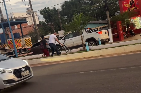 VÍDEO: após carro bater em ciclista, motorista desce do veículo e coloca bicicleta na ciclovia